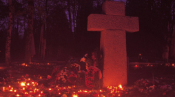 Krzyż katyński na Cmentarzu Wojskowym na Powązkach, 1989 r. Fot. PAP/J. Bogacz