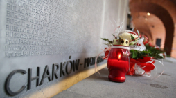 Warszawa, 13.04.2016. Ceremonia złożenia wieńców i zapalenia zniczy w Epitafium Katyńskim w ramach warszawskich obchodów 76. rocznicy zbrodni katyńskiej. Fot. PAP/L. Szymański