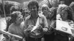 Sopot 27.08.1976. XVI Międzynarodowy Festiwal Piosenki. Nz. piosenkarz Krzysztof Krawczyk w przerwie próby w Operze Leśnej rozdaje autografy. Fot. PAP/T. Walczak