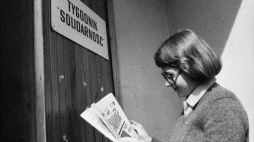 Warszawa, 1981-04-03. Przed siedzibą redakcji Tygodnika Solidarność, przy ul. Batorego 14. Fot. PAP/CAF/I. Radkiewicz
