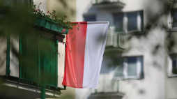 Biało-czerwona flaga. Fot. PAP/L. Szymański