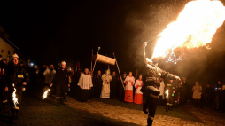 Strażacy „bziukają” w czasie procesji po mszy rezurekcyjnej w kościele Matki Boskiej Różańcowej w Koprzywnicy. 26.03.2016. Fot. PAP/P. Polak