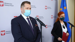 Minister edukacji i nauki Przemysław Czarnek (L) i rzecznik resortu Anna Ostrowska (P) podczas konferencji prasowej po posiedzeniu Zespołu ds. statutu zawodowego pracowników oświaty. Warszawa, 29.04.2021. Fot. PAP/R. Guz