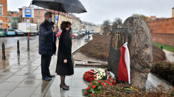 Marszałek Sejmu Elżbieta Witek (C) podczas uroczystości złożenia kwiatów pod Pomnikiem Katyńskim w Warszawie. Fot. PAP/A. Lange
