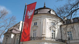 Warszawa, 27.04.2021. Uroczyste wywieszenie flagi Mazowsza na budynku zrewitalizowanego Pałacu Przebendowskich/Radziwiłłów – siedzibie Muzeum Niepodległości. Fot. PAP/M. Marek
