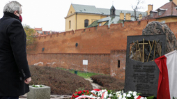 Wicepremier, minister kultury Piotr Gliński pod Pomnikiem Katyńskim w Warszawie. Źródło: www.gov.pl