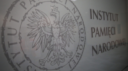 Warszawa, 21.03.2014. Logo przed siedzibą IPN. Fot. R. Guz