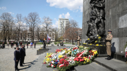 Szef Urzędu ds. Kombatantów i Osób Represjonowanych Jan Józef Kasprzyk (2L) podczas uroczystości złożenia kwiatów przed Pomnikiem Bohaterów Getta. Fot. PAP/W. Olkuśnik