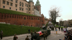 Kondukt żałobny z trumnami z ciałami prezydenta Lecha Kaczyńskiego (na zdj.) i Marii Kaczyńskiej, umieszczonymi na lawetach armatnich, w drodze spod Bazyliki Mariackiej na Wawel. Kraków, 18.04.2010. Fot. PAP/G. Momot