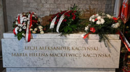 Kwiaty na sarkofagu pary prezydenckiej Lecha i Marii Kaczyńskich w Krypcie pod Wieżą Srebrnych Dzwonów na Wawelu. Kraków, 01.11.2018. Fot. PAP/J. Bednarczyk