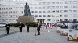 Wicewojewoda śląski Jan Chrząszcz (2L), wiceprezydent Katowic Waldemar Bojarun (2P) oraz dyrektor katowickiego oddziału Instytutu Pamięci Narodowej Andrzej Sznajder (L) podczas briefingu prasowego nt. otwarcia wystawy "Powstania śląskie 1919-1921" na placu Sejmu Śląskiego, przed pomnikiem Wojciecha Korfantego w Katowicach. Fot. PAP/A. Grygiel