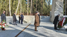 Ambasador RP w Moskwie Krzysztof Krajewski (P) składa wieniec pod pomnikiem ofiar represji politycznych w rosyjskiej części Zespołu Memorialnego w Katyniu 10.04.2021. Fot. PAP/A. Wróbel