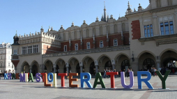Instalacja na Rynku Głównym przygotowana z okazji przyznania Krakowowi tytułu Miasta Literatury UNESCO. 2013 r. Fot. PAP/J. Bednarczyk