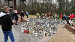 Kwiaty i znicze przed grobem Krzysztofa Krawczyka w Grotnikach. Fot. PAP/G. Michałowski