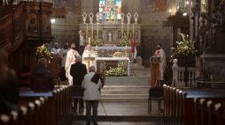 Bp Piotr Libera (4L-góra) podczas mszy św. w bazylice katedralnej Wniebowzięcia Najświętszej Maryi Panny w Płocku z okazji 100. rocznicy nadania miastu Krzyża Walecznych. Fot. PAP/S. Łabiński