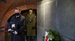Minister obrony narodowej Mariusz Błaszczak (L) podczas uroczystości złożenia kwiatów przed siedzibą Muzeum Katyńskiego na terenie Cytadeli Warszawskiej. Fot. PAP/L. Szymański