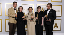  Producenci filmu "Nomadland": Peter Spears, Frances McDormand, Chloe Zhao, Mollye Asher and Dan Janvey. Fot. PAP/EPA