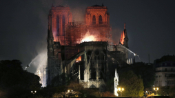 Paryż 15.04.2019.  Płonąca kadetra Notre Dame. Fot. PAP/EPA