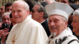 Papież Jan Paweł II i Naczelny Rabin Rzymu Elio Toaff. 1986 r. Fot. PAP/EPA