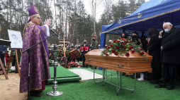 Bp Antoni Długosz (L), dziennikarz Andrzej Kosmala (P) i wdowa po Krzysztofie Krawczyku Ewa Krawczyk (3P) podczas uroczystości pogrzebowych Krzysztofa Krawczyka na cmentarzu w Grotnikach. Fot. PAP/R. Zawistowski