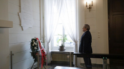 Wicepremier, minister kultury, dziedzictwa narodowego i sportu Piotr Gliński złożył kwiaty przed tablicą upamiętniającą Tomasza Mertę, Arkadiusza Rybickiego i Andrzeja Przewoźnika. Źródło: MKDNiS