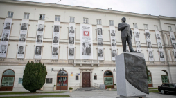 Portrety ofiar katastrofy smoleńskiej na siedzibie Dowództwa Garnizonu Warszawa. Źródło: MON