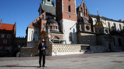 Prezydent RP Andrzej Duda podczas wypowiedzi dla mediów w trakcie obchodów 11. rocznicy katastrofy smoleńskiej na Wawelu w Krakowie. 10.04.2021. Fot. PAP/Ł. Gągulski