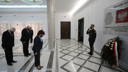 Marszałek Sejmu Elżbieta Witek (3L) oraz wicemarszałkowie Sejmu RP Ryszard Terlecki (L) i Piotr Zgorzelski (2L) składają wieniec przed sejmową tablicą ku czci posłów i senatorów zmarłych w katastrofie smoleńskiej. Warszawa, 10.04.2021. Fot. PAP/W. Olkuśnik