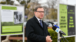 Prezes IPN dr Jarosław Szarek podczas prezentacji wystawy plenerowej IPN Gdańsk „W walce o lepszą przyszłość. Wolne Związki Zawodowe 1978-1980” na skwerze Kościuszki w Gdyni. Fot. PAP/A. Warżawa