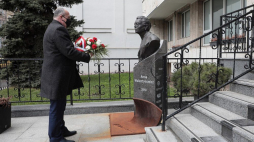 Minister spraw zagranicznych Zbigniew Rau złożył kwiaty pod kijowskim popiersiem Anny Walentynowicz. Fot. MSZ