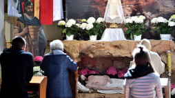 Wielka Sobota: adoracja Najświętszego Sakramentu przed Grobem Pańskim w kościele św. Anny w Jakubowie koło Mińska Mazowieckiego. Fot. PAP/P. Piątkowski