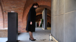 Marszałek Sejmu Elżbieta Witek (C) podczas uroczystości złożenia kwiatów przed siedzibą Muzeum Katyńskiego. Fot. PAP/L. Szymański