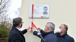 Prezes IPN dr Jarosław Szarek (L) i prezydent Gdyni Wojciech Szczurek (P) podczas odsłonięcia tablicy pamiątkowej Władysława Buszkiewicza ps. Głóg. Fot. PAP/A. Warżawa