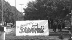 Gdynia 1989-05. Plakaty przedwyborcze na ulicach miasta. Fot. PAP/CAF/J. Uklejewski