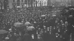 Pochód pierwszomajowy na Krakowskim Przedmieściu. Warszawa, 1926 r. Fot. NAC