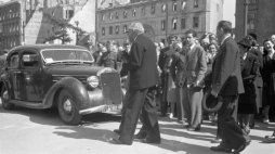 Warszawa, 1946-05-03. Po mszy świętej w kościele oo. Karmelitów przy Krakowskim Przedmieściu z okazji święta 3 Maja. Na pierwszym planie, wiceprezydent Krajowej Rady Narodowej Stanisław Grabski. Fot. PAP/S. Dąbrowiecki