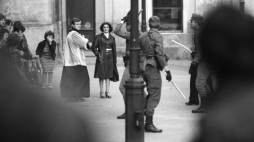 Warszawa 03.05.1982. Stan wojenny. Obchody rocznicy uchwalenia Konstytucji 3 maja 1791 r. mają gwałtowny przebieg. Manifestacje uliczne gromadzą wielotysięczne tłumy. Interweniuje ZOMO (Zmotoryzowane Odwody Milicji Obywatelskiej). Nz. pacyfikacja niezależnej manifestacji solidarnościowej na Starym Mieście; ulica Świętojańska na wysokości bazyliki archikatedralnej św. Jana Chrzciciela. Fot. PAP/T. Walczak