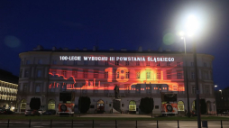 Pokaz mappingu z okazji 100. rocznicy wybuchu III Powstania Śląskiego na pl. Piłsudskiego w Warszawie. 25.04.2021. Fot. PAP/T. Gzell