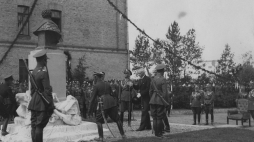 10-lecie 3 Pułku Szwoleżerów im. płk. Jana Kozietulskiego w Suwałkach:  prezydent Ignacy Mościcki dokonuje odsłonięcia pomnika płk. Jana Kozietulskiego na dziedzińcu koszar. Suwałki, 1930 r. Fot. NAC