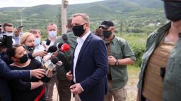 Odzisi, Gruzja, 26.05.2021. Prezydent RP Andrzej Duda odwiedził punkt kontrolny przy „linii rozgraniczenia” przy granicy z Osetią Południową. Fot. PAP/L. Szymański