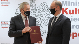 Łódź, 31.05.2021. Wicepremier, minister kultury, dziedzictwa narodowego i sportu Piotr Gliński (L) oraz nowo powołany p.o. dyrektora muzeum dr Ireneusz Piotr Maj (P) podczas uroczystości ogłoszenia utworzenia Muzeum Dzieci Polskich - ofiar totalitaryzmu w Łodzi, upamiętniającego ofiary niemieckiego nazistowskiego obozu dla polskich dzieci Kinder-KL Litzmannstadt. Fot. PAP/G. Michałowski