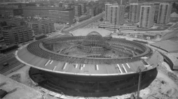 Katowice, 1969-10-25. W 1959 r. Stowarzyszenie Architektów Polskich ogłosiło konkurs na projekt hali sportowej w Katowicach. Zwyciężył w nim projekt zespołu pięciu warszawskich projektantów, w skład którego wchodzili architekci: mgr inż. arch. Maciej Gintowt, mgr inż. Maciej Krasiński oraz konstruktorzy: dr inż. arch. Andrzej Żórawski, inż. Andrzej Włodarz, dr Wacław Zalewski. Budowa - w owym czasie największego obiektu sportowego w Polsce - ruszyła w 1964 r., zakończyła się w 1971. Fot. PAP/K. Seko