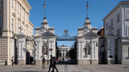 Brama Uniwersytetu Warszawskiego na Krakowskim Przedmieściu. Fot. PAP/Archiwum Kalbar