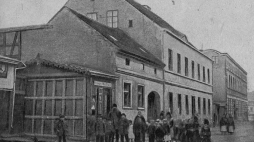 Szkoła we Wrześni, ok. 1901 r. Źródło: Wikipedia Commons