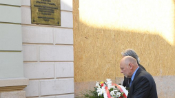 Bogusław Sonik składa kwiaty przed tablicą upamiętniającą Stanisława Pyjasa. Kraków, 07.05.2018. Fot. PAP/J. Bednarczyk
