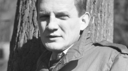 Bronisław Cieślak, odtwórca roli porucznika Milicji Obywatelskiej Sławomira Borewicza, podczas realizacji serialu „07 zgłoś się”. 1981 r. Fot. PAP/CAF/W. Rozmysłowicz
