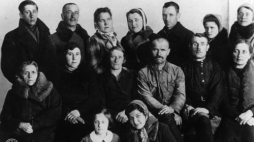 Grupa Polaków deportowanych do Bieriezowki w Kazachstanie. Wg oryginalnego opisu: 1940/41. Zdj. Stanisławy Pipiro. Źródło: IPN