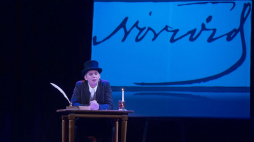 Zdobywca ubiegłorocznej nagrody Konkursu Recytatorskiego im. Adama Mickiewicza dla Polaków z Zagranicy „Kresy” Artur Dowgiałło podczas premiery spektaklu Polskiego Teatru „Studio” w Wilnie pt. „Szkice o Polsce”. Fot. PAP/V. Doveiko