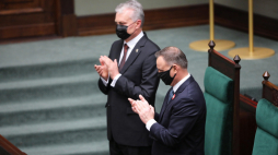 Warszawa, 03.05.2021. Narodowe Święto Konstytucji Trzeciego Maja. Prezydent RP Andrzej Duda (P) oraz prezydent Litwy Gitanas Nauseda (L) podczas uroczystego posiedzenia Izb Sejmu i Senatu Rzeczypospolitej Polskiej oraz Sejmu Republiki Litewskiej w budynku polskiego parlamentu w Warszawie. PAP/W. Olkuśnik