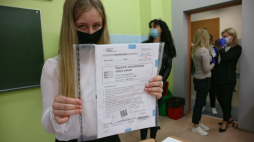 Gorzów Wielkopolski, 25.05.2021. Uczniowie przed egzaminem ósmoklasisty z języka polskiego w Szkole Podstawowej nr 21 w Gorzowie Wielkopolskim. W tym roku egzamin ósmoklasisty trwa od 25 do 27 maja. Fot. PAP/L. Muszyński